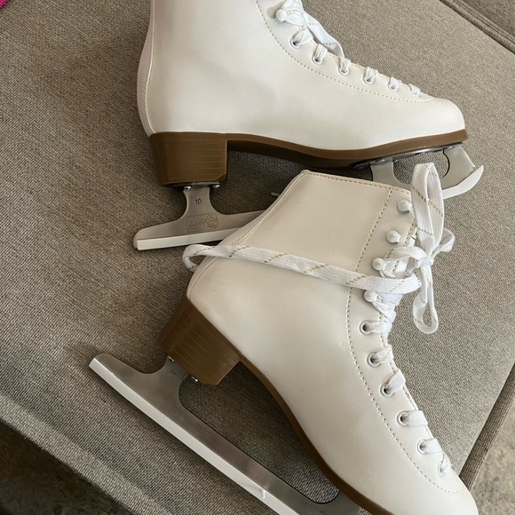 Classic White Women's Ice Skates - Picture 3 of 9